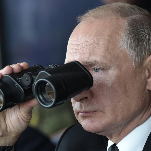 Putin blickt durch einen Feldstecher