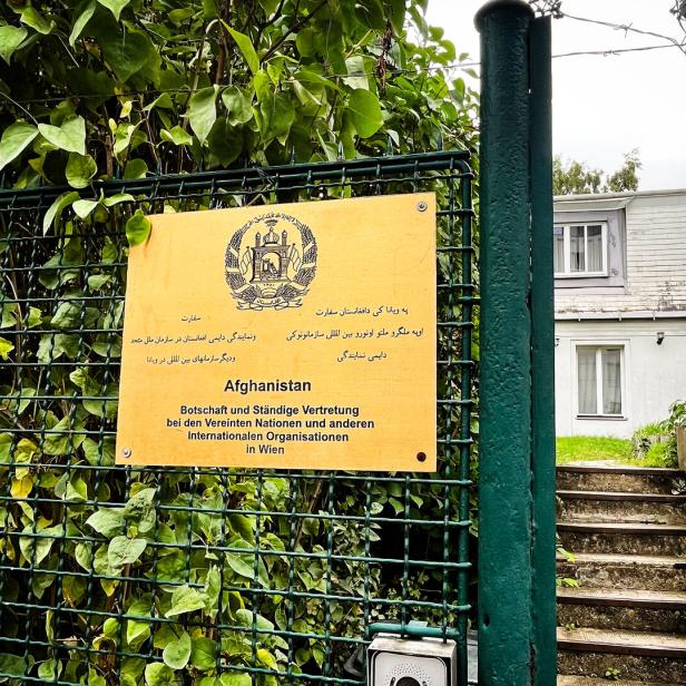 Man sieht den Eingang zur afghanischen Botschaft in Wien
