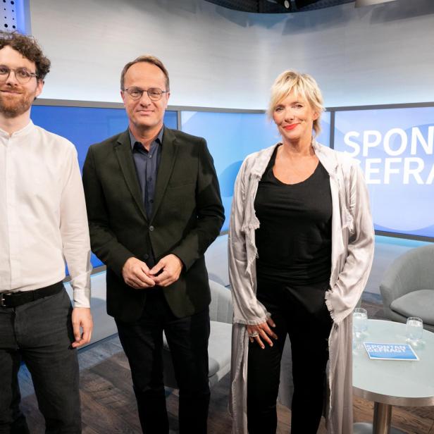 Drei Personen (v.l.: Jan Maly, Markus Hengstschläger und Nina Hoppe) stehen nebeneinander in einem Fernsehstudio vor einem blauen Hintergrund mit der Aufschrift 'SPONTAN GEFRAGT'