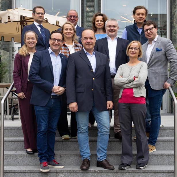 Gruppenfoto der Jury auf den Stufen vor dem Hotel.