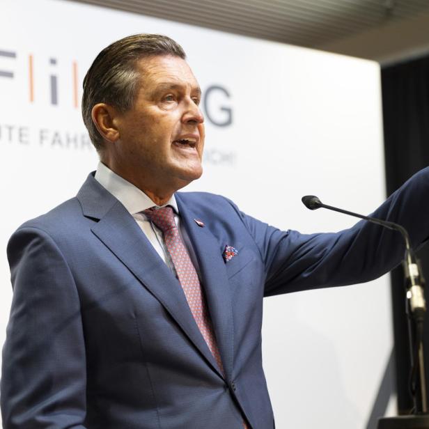 Auf dem Bild befindet sich Verkehrsminister Peter Hanke (SPÖ), gemeinsam mit dem ASFINAG-Vorstand Hartwig Hufnagl.