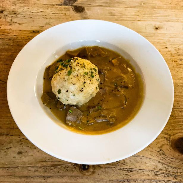Auf dem Bild sieht man ein "Andauer Beuschl" mit Semmelknödel