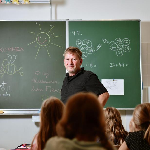 Direktor Adi Solly vor einer Klasse