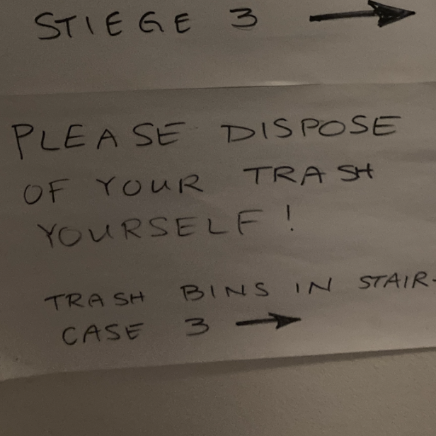 Zettel mit Aufschrift im Eingangsbereich eines Hauses: „Please dispose of your trash yourself!"