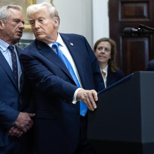 US-Gesundheitsminister Robert F. Kennedy jr. und US-Präsident Donald Trump bei einem gemeinsamen Auftritt bei einer Pressekonferenz.