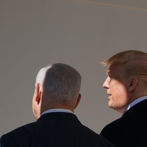 Zwei Männer von hinten: Netanjahu und Trump