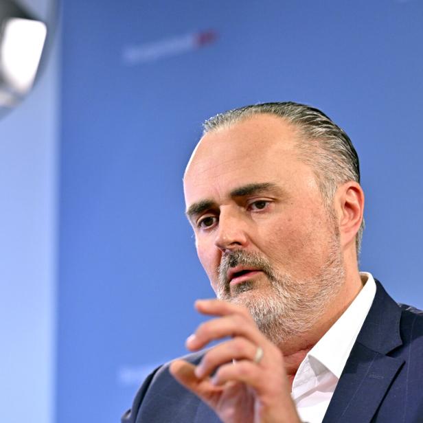 Ein Mann spricht im TV-Studio. Es ist Burgenlands Landeshauptmann Doskozil.