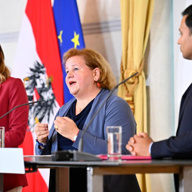  Integrationsministerin Claudia Plakolm (ÖVP), Sozialministerin Korinna Schumann (SPÖ) und NEOS-Klubobmann Yannick Shett im Bundeskanzleramt in Wien.