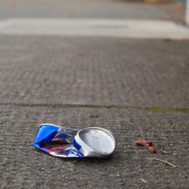 Eine zertretene Dose auf der Straße