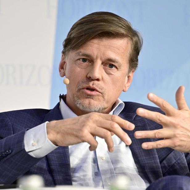 Veit Dengler spricht und gestitikuliert