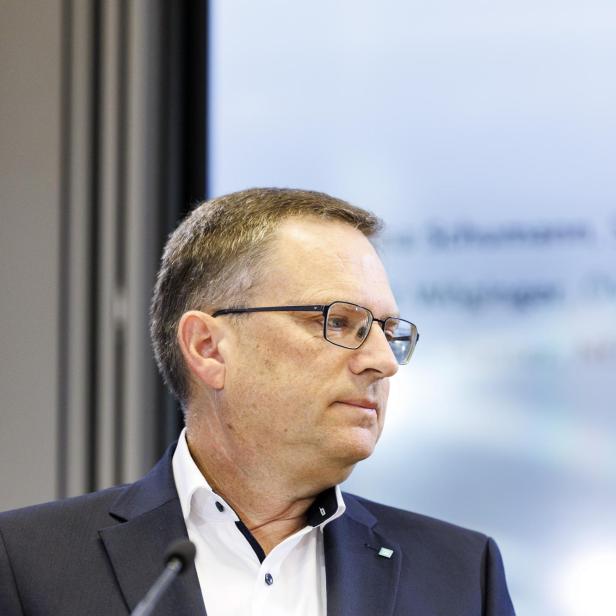 zu sehen ist der ÖVP-Klubobmann August Wöginger im Rahmen einer Pressekonferenz