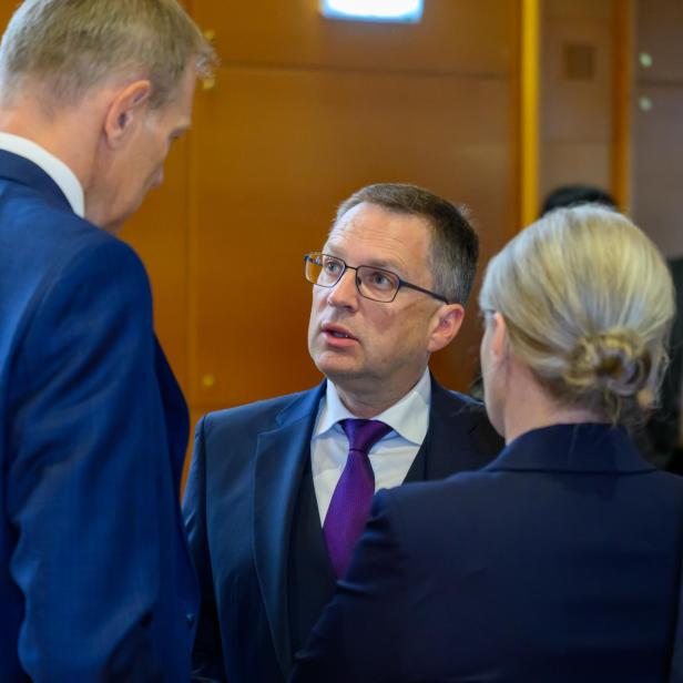 zu sehen ist der ÖVP-Klubobmann August Wöginger mit seinem Anwalt im Landesgericht Linz