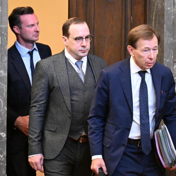 Florian Teichtmeister betritt mit seinem Anwalt Rudolf Mayer einen Gerichtssaal am Straflandesgericht Wien