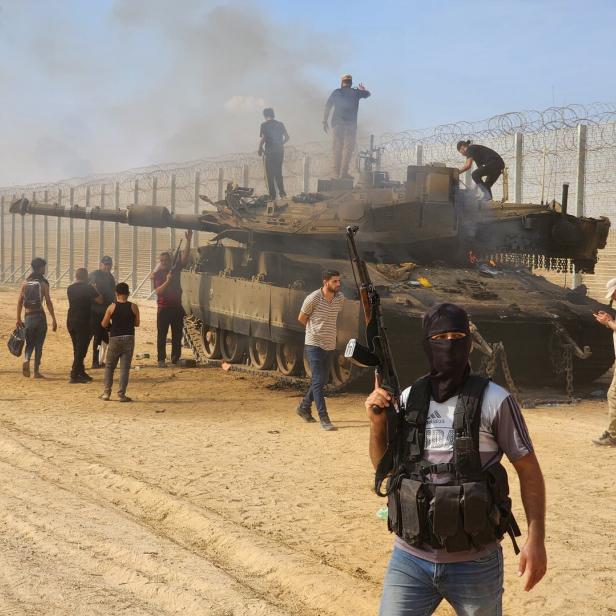 Hamas-Terroristen nach der Zerstörung eines israelischen Panzers.
