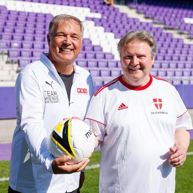 Michael Ludwig und Walter Ruck mit Fußball in der Hand. 