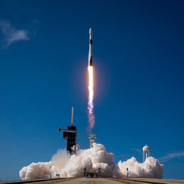 Das Bild zeigt den Start einer Rakete Anfang Juli 2025, die ein System von Wettersatelliten in die Erdumlaufbahn bringt.