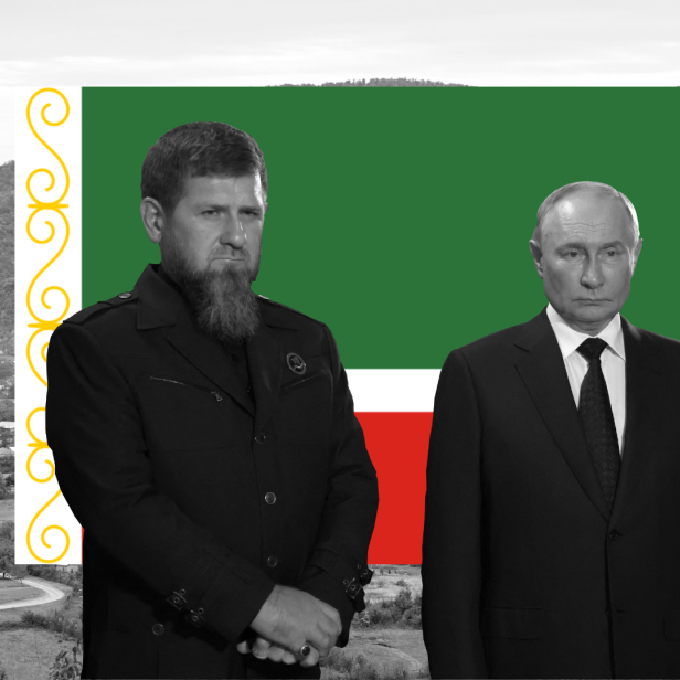 Fotocollage: Vladimir Putin (rechts) und Ramsan Kadyrow (links) stehen vor einer grün-roten Tschetschenien-Flagge, dahinter sieht man tschetschenische Berge.