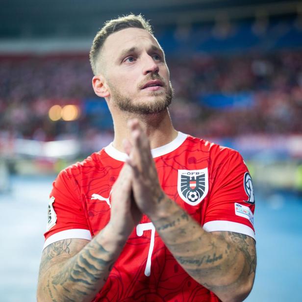 Marko Arnautovic klatscht vor den Fans im Ernst Happel Stadion, nachdem er das Rekordtor gegen San Marino erzielt hatte