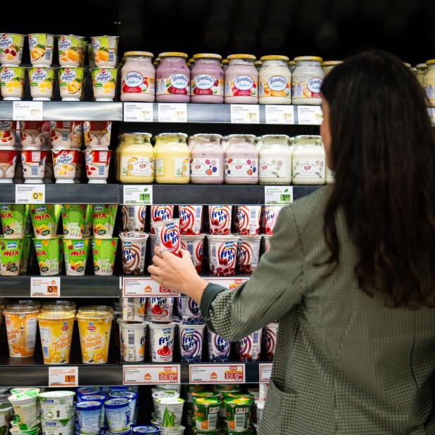 Eine Frau in der Milchabteilung eines Supermarktes