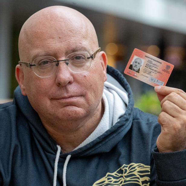 Walter P. hält seinen Ausweis in die Kamera, darauf steht sein neuer Name „Waltraud“