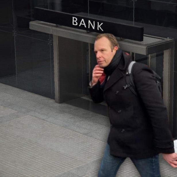 Stefan Magnet vor einer Bank