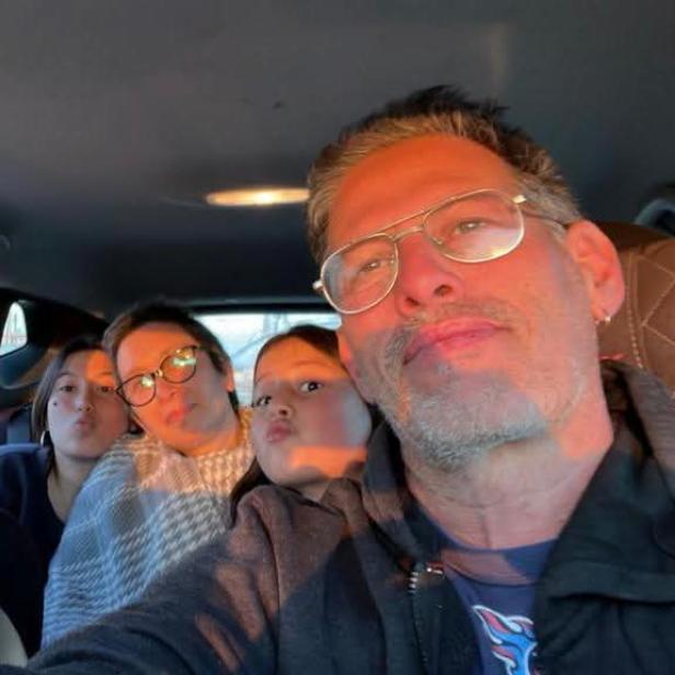 Ein Selfie von einem Mann mit seiner Frau und den zwei Töchtern