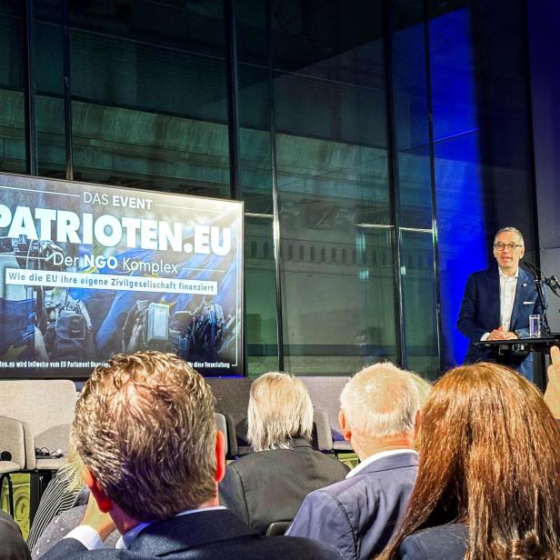 Ein Mann spricht vor Publikum, es ist FPÖ-Obmann Herbert Kickl