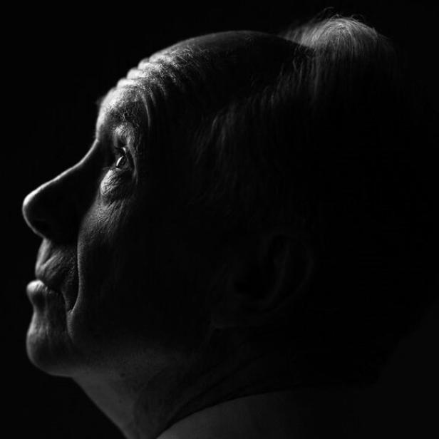 Der britische Erzähler Ian McEwan im Seitenprofil auf einer Schwarzweiß-Aufnahme