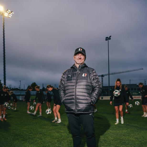 46-219266678 Fußball-Trainer Andreas Ogris steht auf dem Trainingsplatz des USV Neulengbach, im Hintergrund trainiert die Damenmannschaft