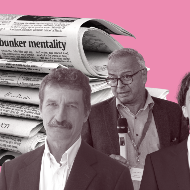 Eine Zeitung mit drei Männern im Vordergrund. 