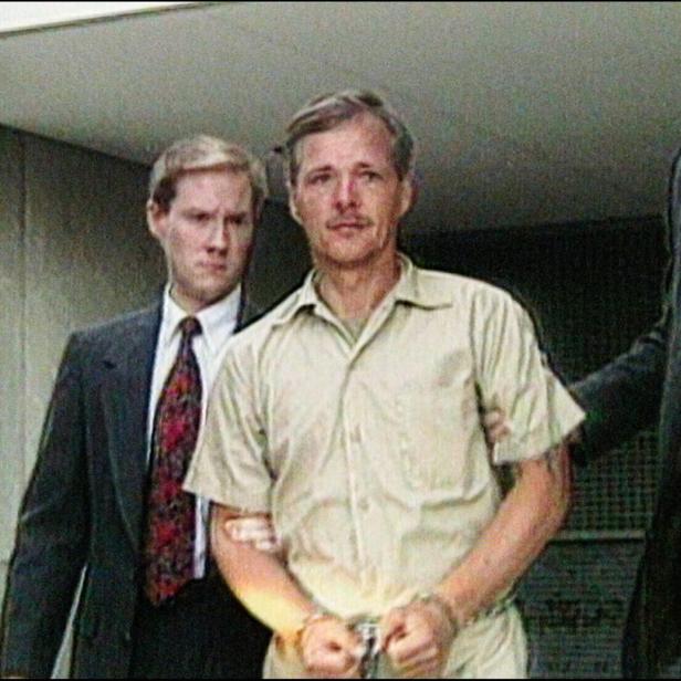 Ein Mann wird von zwei FBI-Beamten in Handschellen abgeführt