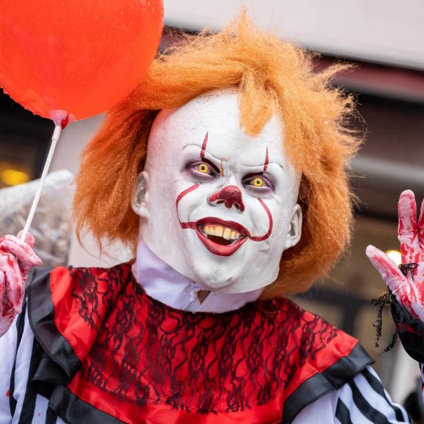Ein als Horror-Clown verkleideter Karnevalist verfolgt den Karnevalsumzug «Schoduvel». Der «Schoduvel» gilt als größter Karnevalsumzug in Norddeutschland. 