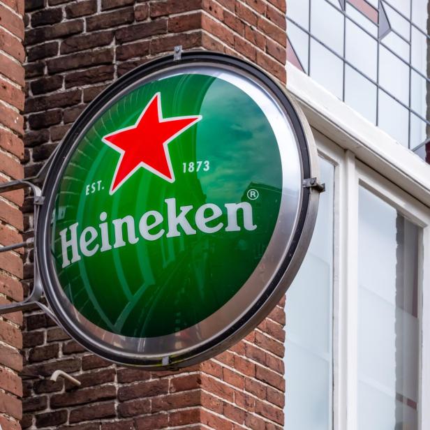Schild mit der Aufschrift Heineken 