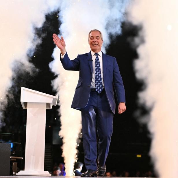 EIn Mann steht auf einer Bühne, rund herum Nebel