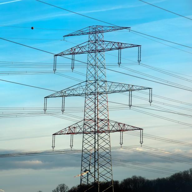 zu sehen ist ein Strommast in Österreich