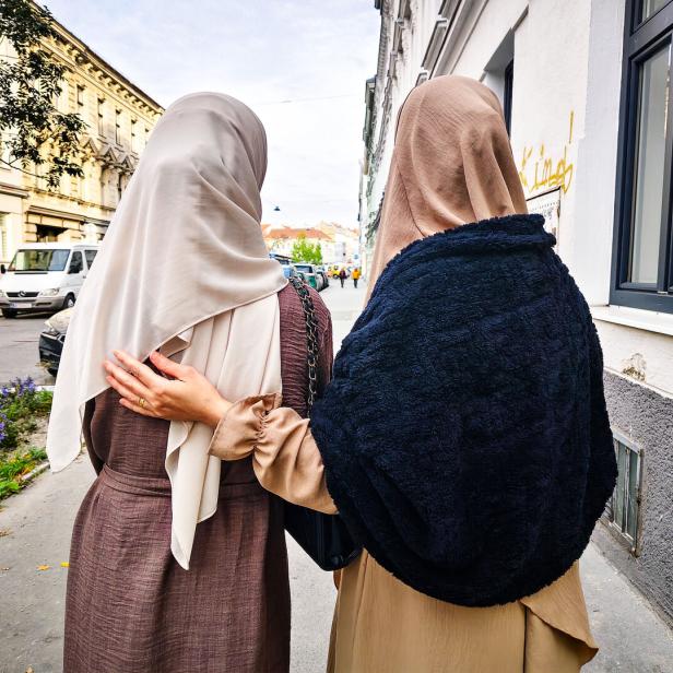 Zwei verschleierte Frauen von hinten
