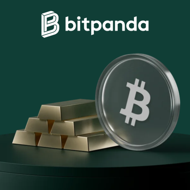 Bitcoin-Münze vor mehreren Goldbarren auf dunklem Podest vor grünem Hintergrund mit Bitpanda-Logo