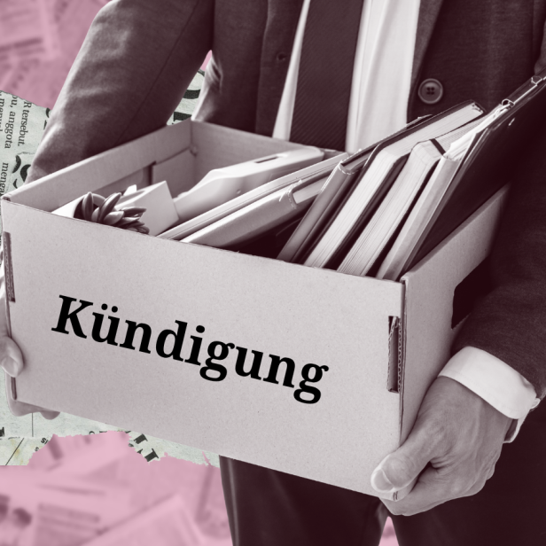 Ei Mann mit einer Schachtel mit Unterlagen - auf der Schachtel steht "Kündigung".