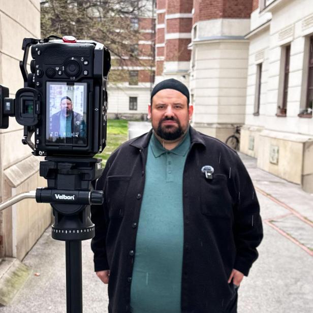 Ein Mann steht hinter einer Kamera, es ist der TikToker-Imam Ramazan Demir 