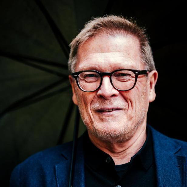 Ein Mann, es ist der Psychiater und Schriftsteller Paulus Hochgatterer