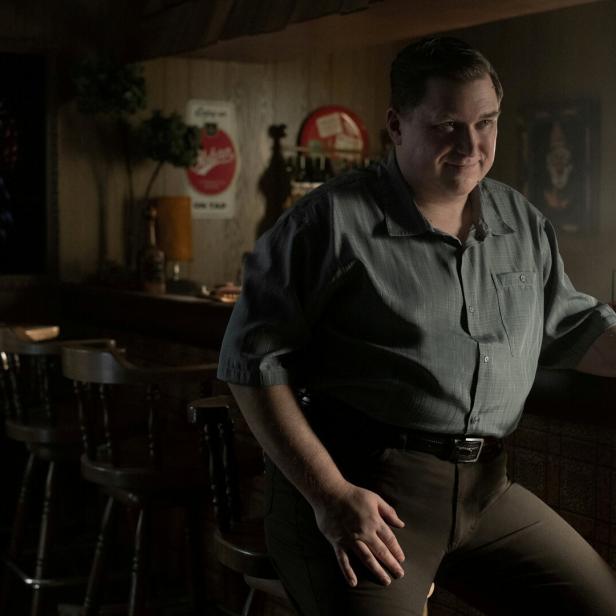 Der Schauspieler Michael Chernus als Massenmörder John Wayne Gacy in einer Szene aus der Miniserie "Devil in Disguise"