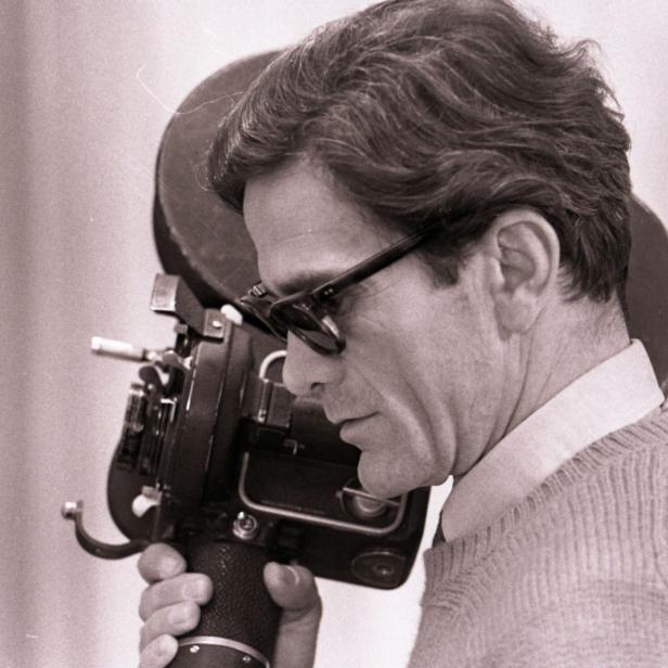 Pasolini am Set seines letzten Films "Salò oder Die 120 Tage von Sodom" (1975) Mann mit Sonnenbrille vor einer Filmkamera