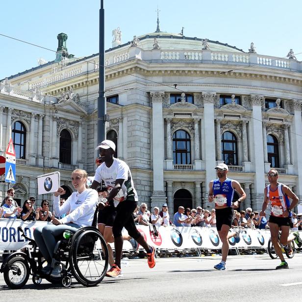 Zu sehen sind Läuferinnen und Läufer sowie eine Rollstuhlfahrerin beim Wings for Life Run 2018 vor dem Wiener Burgtheater