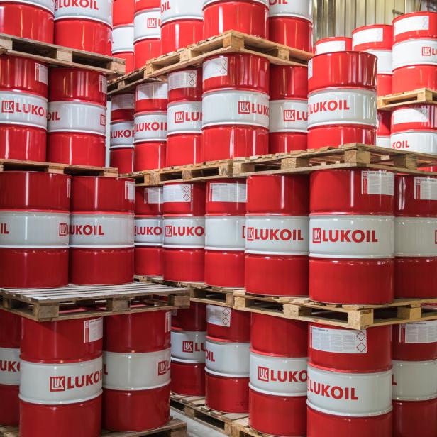 Auf Paletten gestapelte Ölfässer von Lukoil. 
