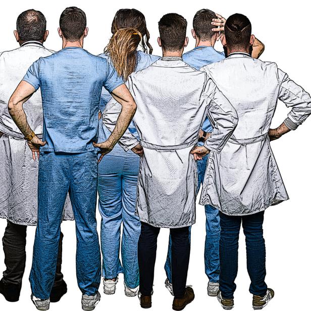 Personen in Kittel stehen mit Rücken zur Kamera vor einem weißen Hintergrund.