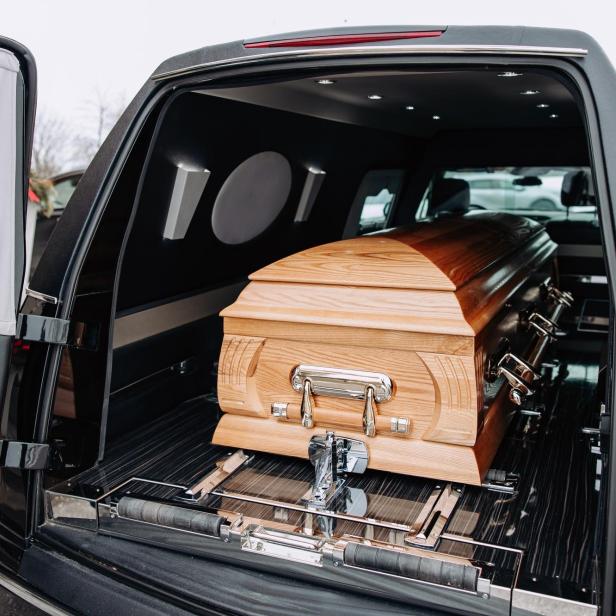 Offener Leichenwagen mit Sarg