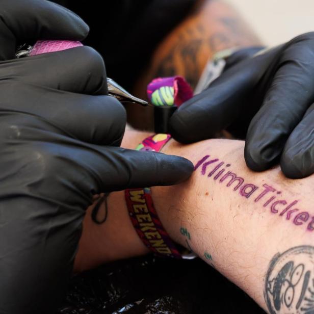 Für ein kostenloses Jahresticket, mussten die Besucher des Frequency Festivals sich das KlimaTicket Logo als Tattoo stechen lassen