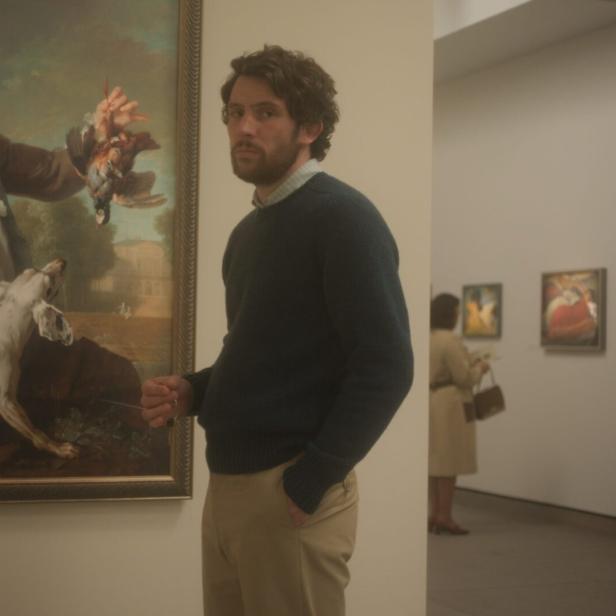 Junger Mann in einem Kunstmuseum