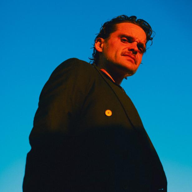 Mann blickt von oben herab in Richtung Kamera