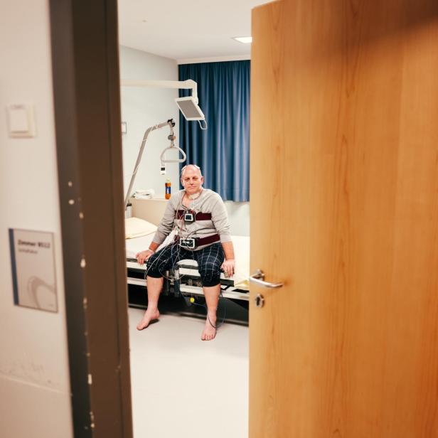 Ein Patient im Schlaflabor